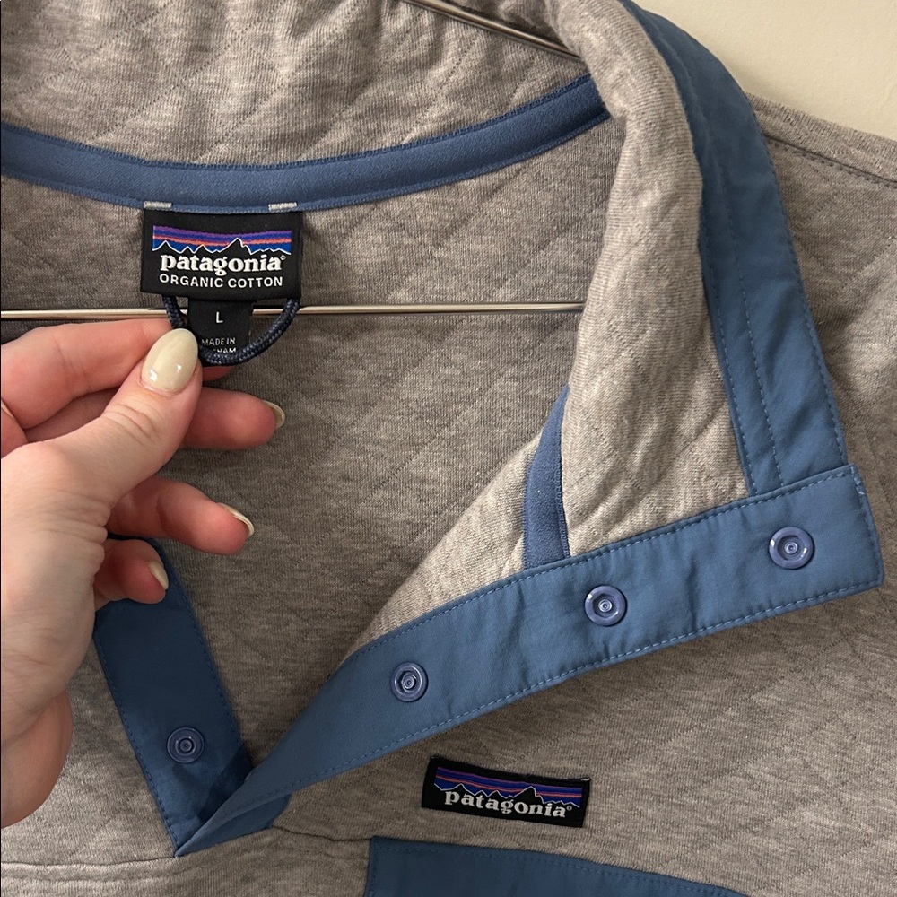 Patagonia Quilted Snap Pullover in Light Gray with Blue Trim - Picture 2 of 2